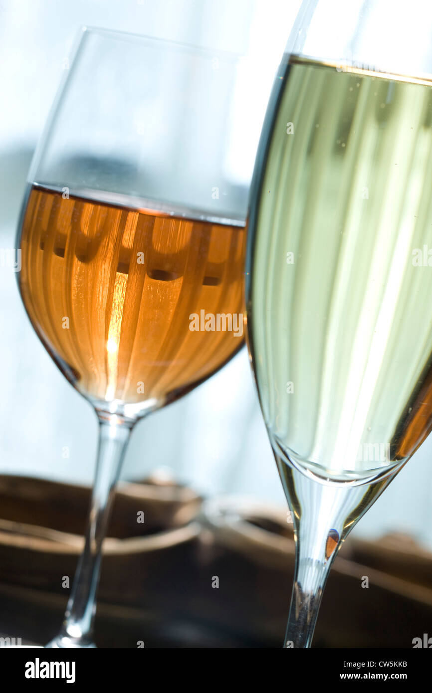 Primer plano de un vaso de vino con un champagne Foto de stock