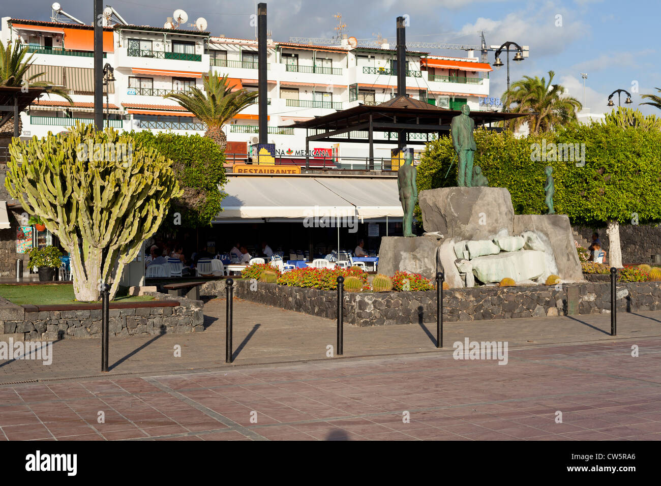 Plaza y estatua de Pancracio Socas ex alcalde de Puerto Santiago, Tenerife,  Islas Canarias, España Fotografía de stock - Alamy