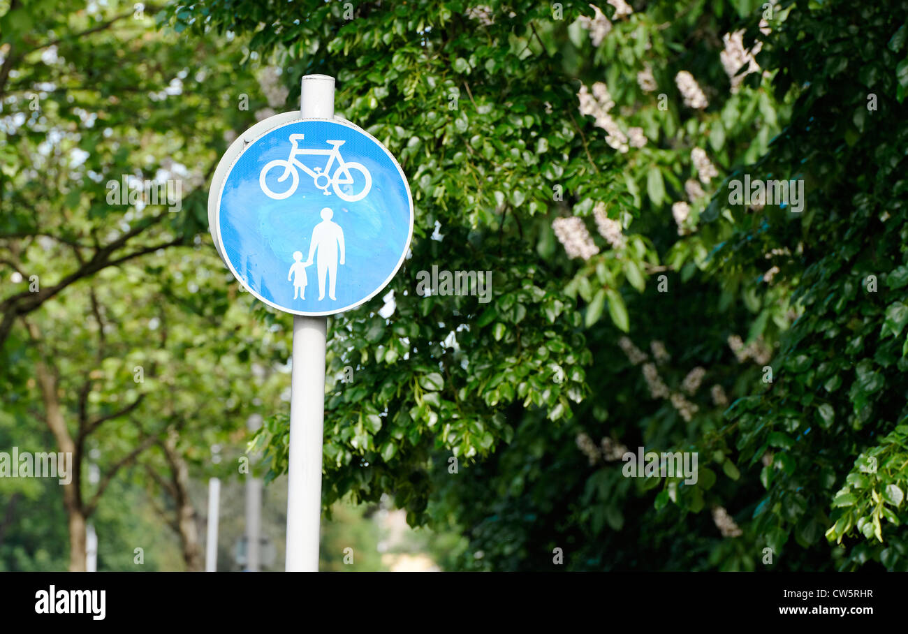 Inglés para compartir roadsign ciclo del pedal y la ruta peatonal. Los  ciclistas dan paso a los peatones Fotografía de stock - Alamy