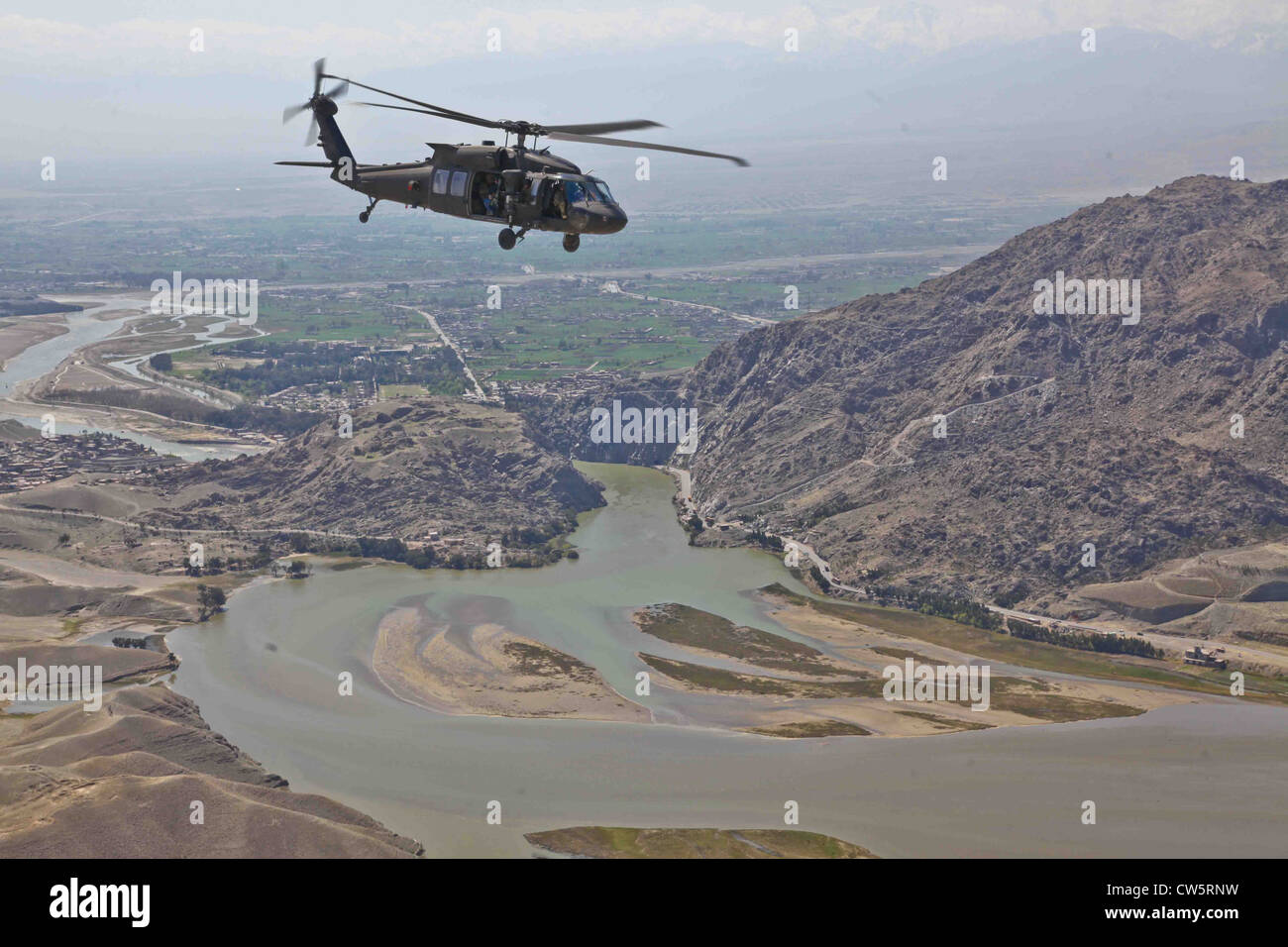 Un ejército estadounidense UH-60 Black Hawk es un helicóptero volando a base de operaciones avanzada Torkham Marzo 28, 2012 en la provincia de Nangarhar, Afganistán. Foto de stock