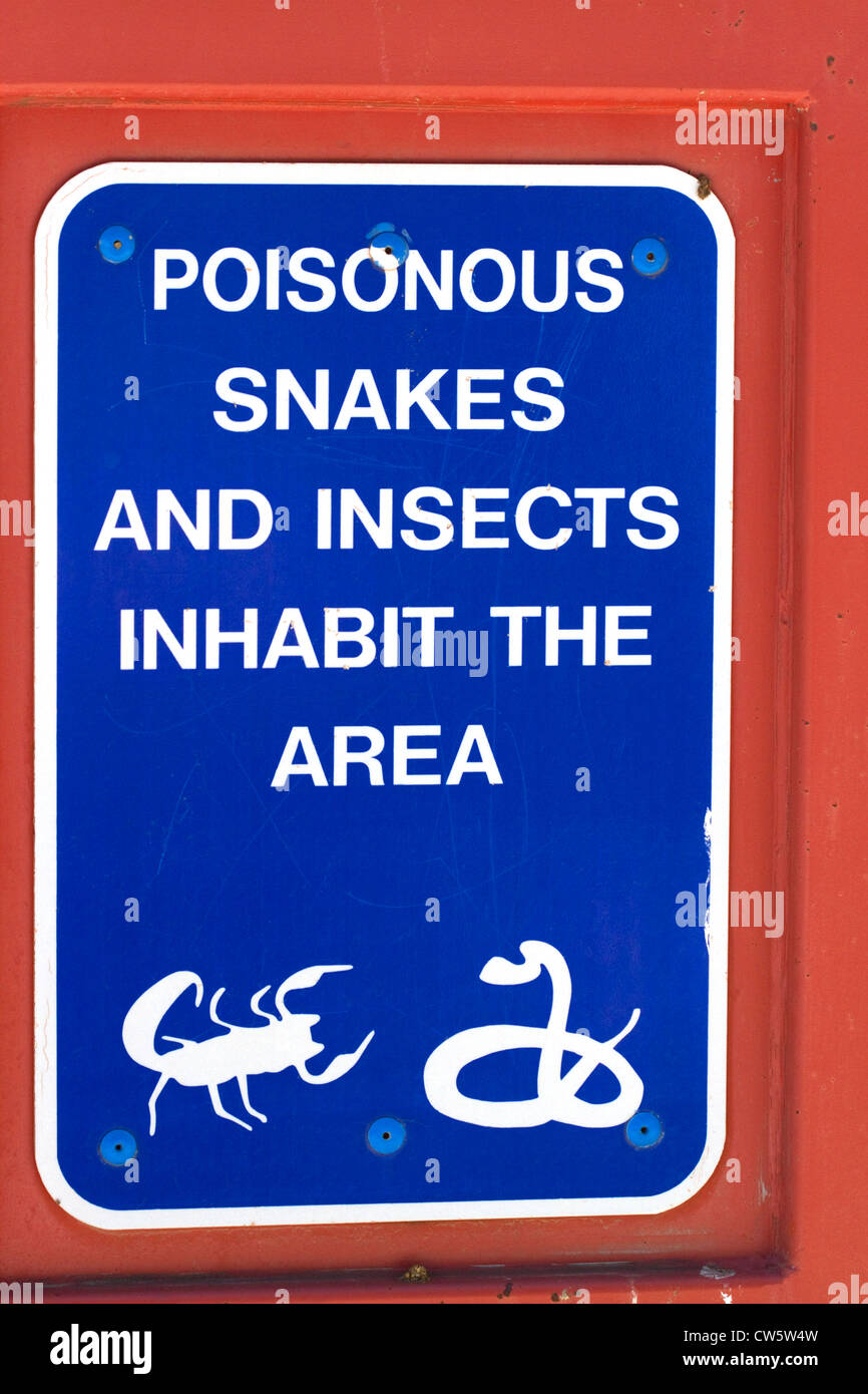 Señal de advertencia de serpientes venenosas e insectos en un área de descanso a lo largo de la Interestatal 10 en el sur de Arizona, Estados Unidos. Foto de stock