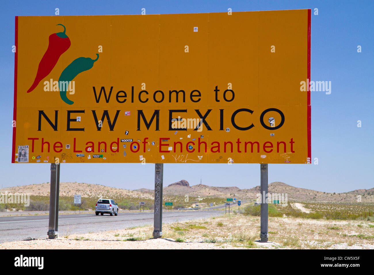 Bienvenido a Nuevo México cartel situado junto a la interestatal 10, en el estado de Arizona, Nuevo México, EE.UU. frontera. Foto de stock