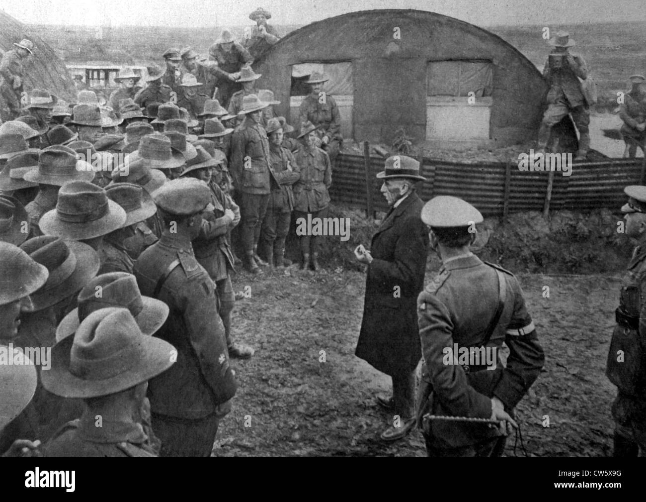 La I Guerra Mundial. El Primer Ministro australiano William Hughes, visitando a los soldados australianos en la parte delantera (1918) Foto de stock