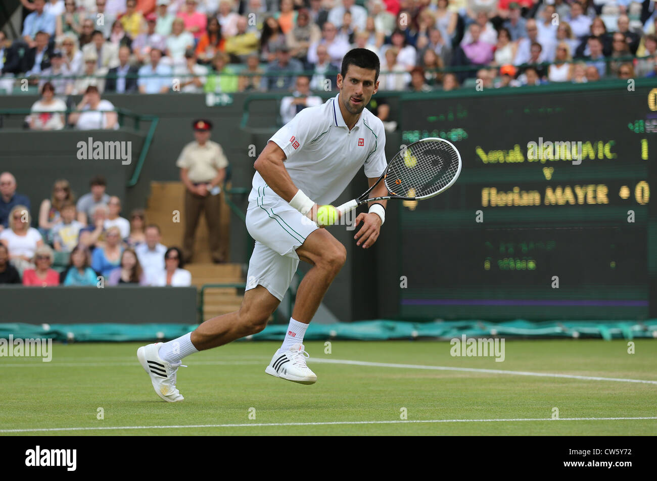 Novak Djokovic (SRB) en acción en Wimbledon Foto de stock