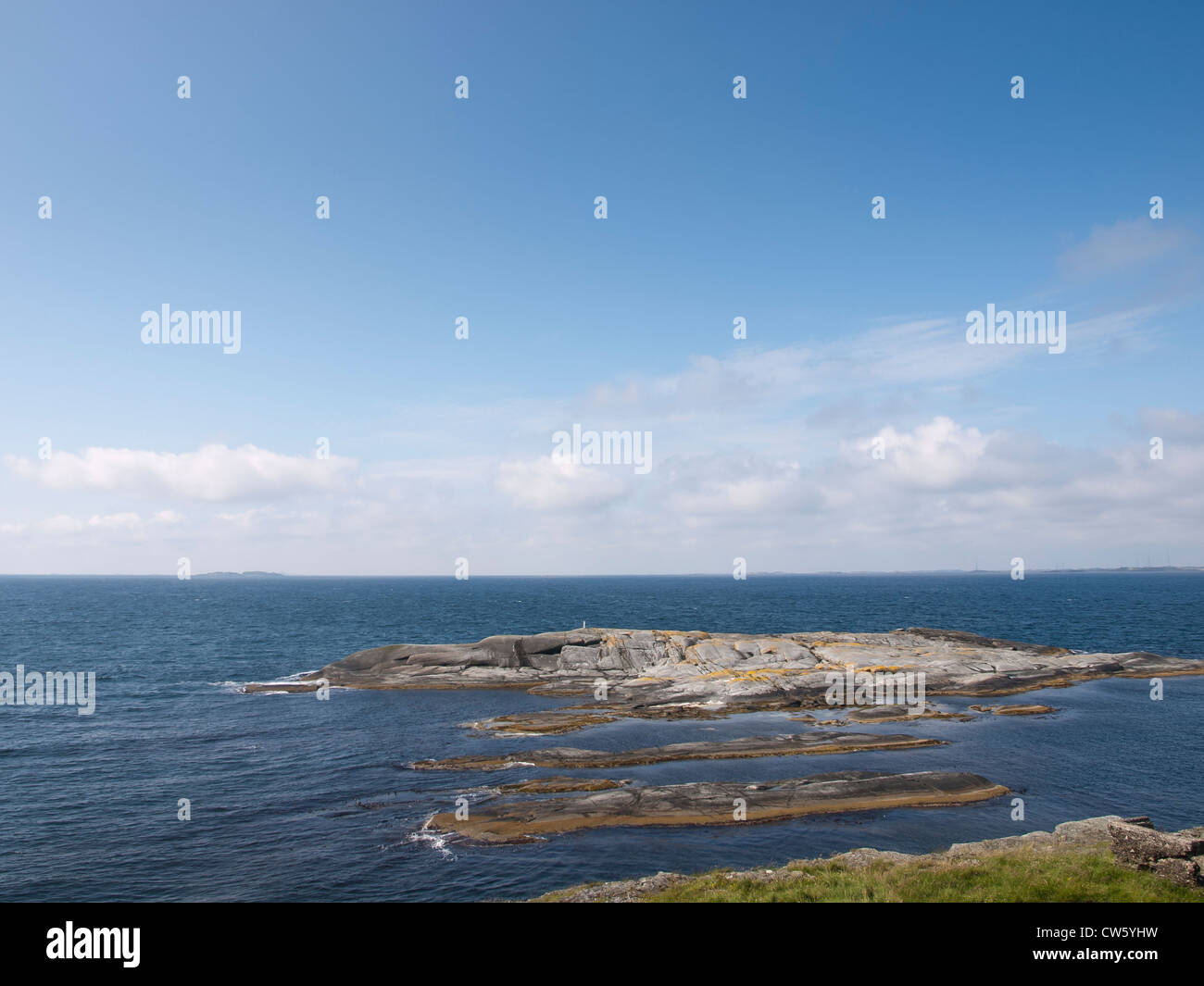 Pequeños islotes y rocas en la costa oeste de noruega de Stavanger mostrando signos de estrías glaciales desde la edad de hielo. Foto de stock