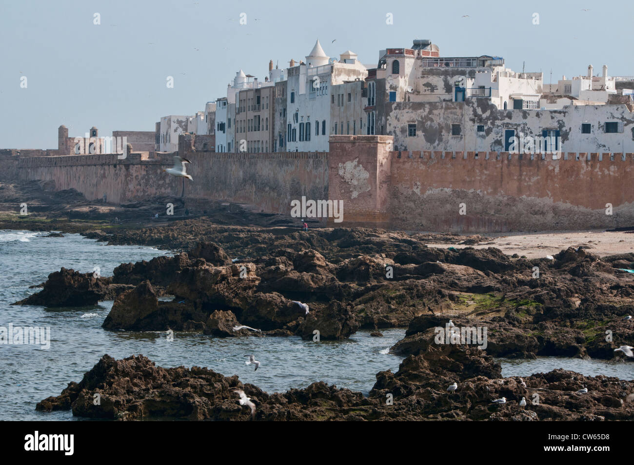 Vista de la antigua ciudad del Patrimonio Mundial de la UNESCO y las murallas de Essaouira, Marruecos Foto de stock