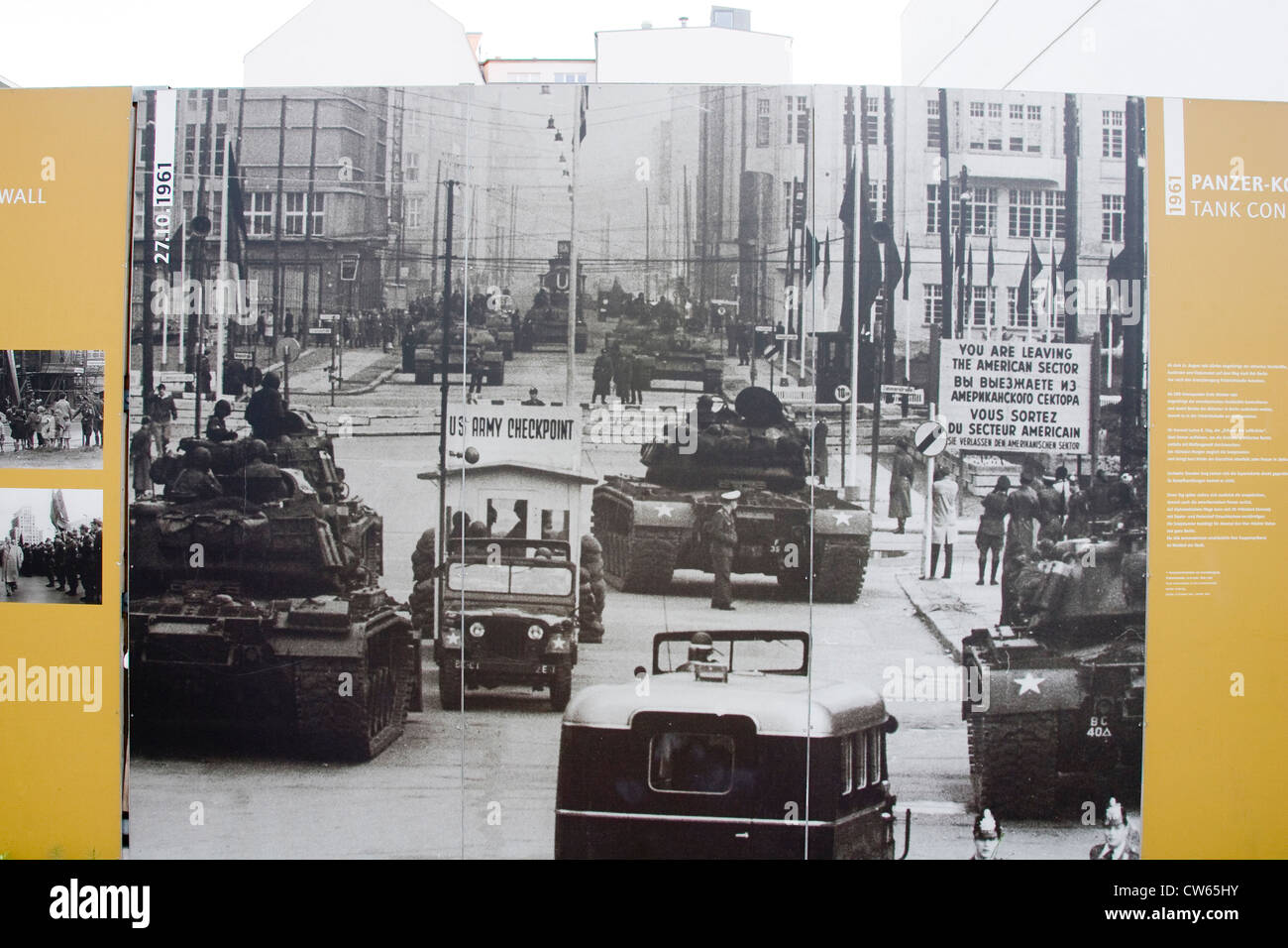 En Europa, Alemania, Brandeburgo, Berlín, Checkpoint Charlie, la exposición al aire libre sobre el muro de la historia de Berlín Foto de stock