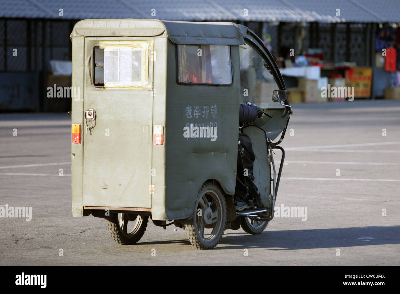 Beijing, un triciclo motorizado en el tráfico Foto de stock