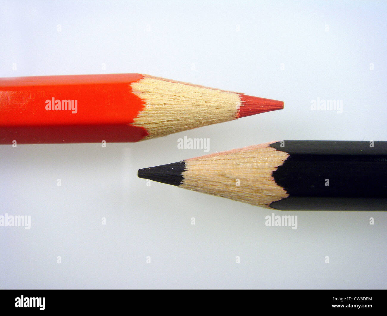 Lápices de colores, en rojo y negro Fotografía de stock - Alamy