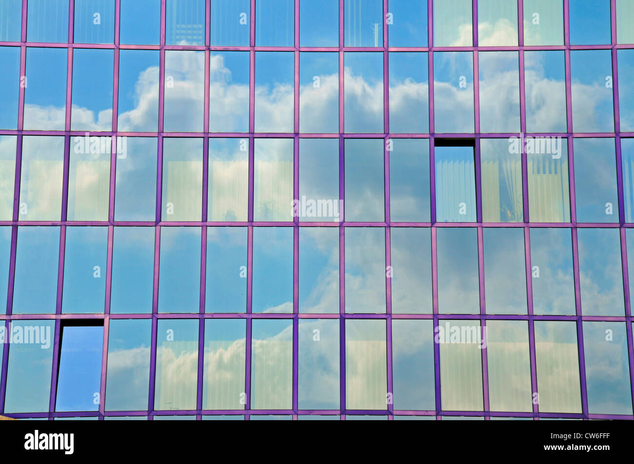 Duplicación de revestimiento de vidrio de un banco, Ulm, Alemania Foto de stock