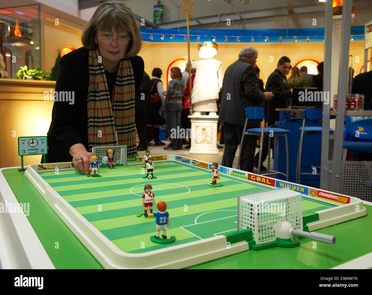 Un visitante justo pruebas peones de Playmobil para futbolín Fotografía de  stock - Alamy