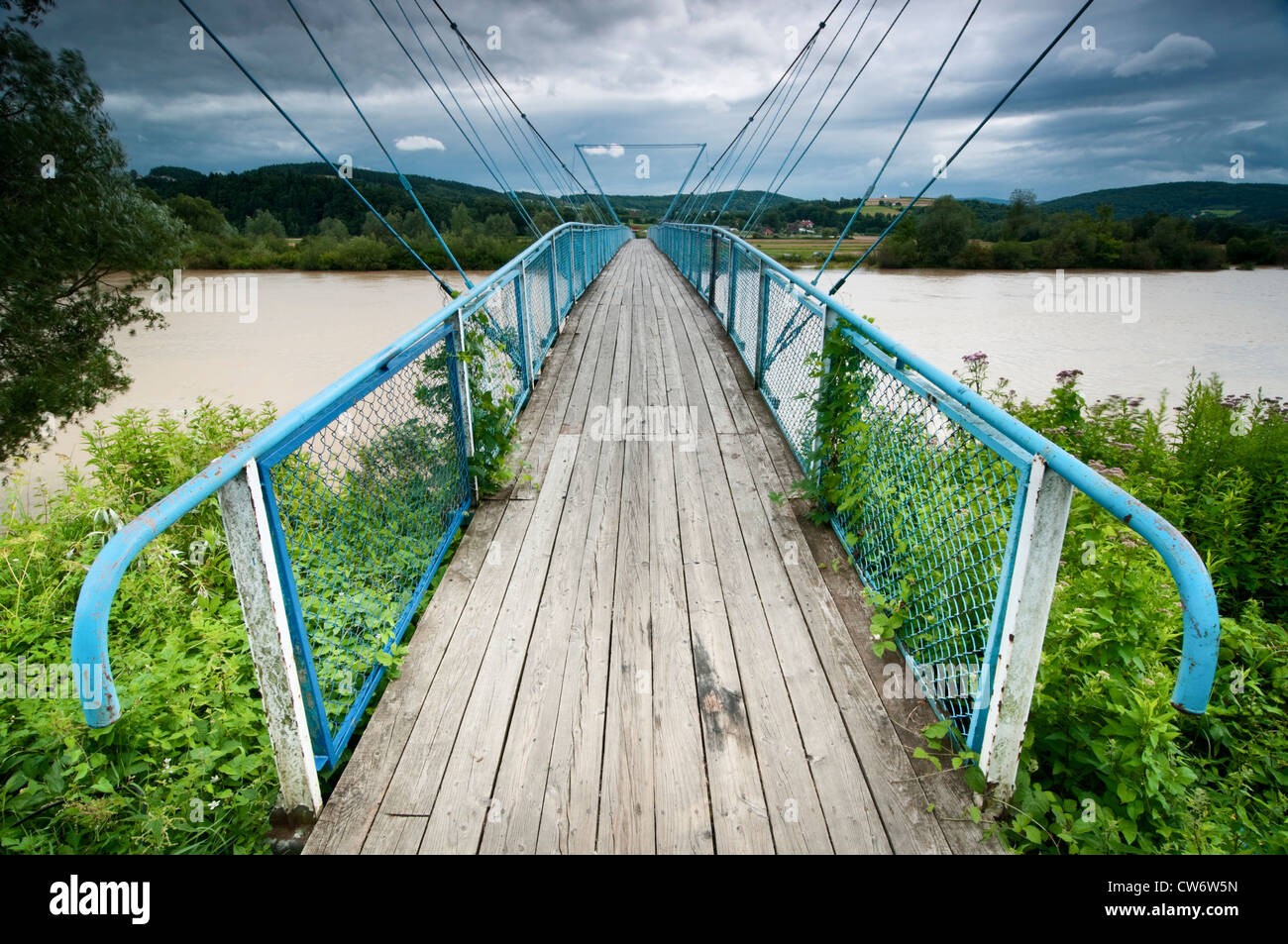 Puente sobre el río marrón en campo Foto de stock