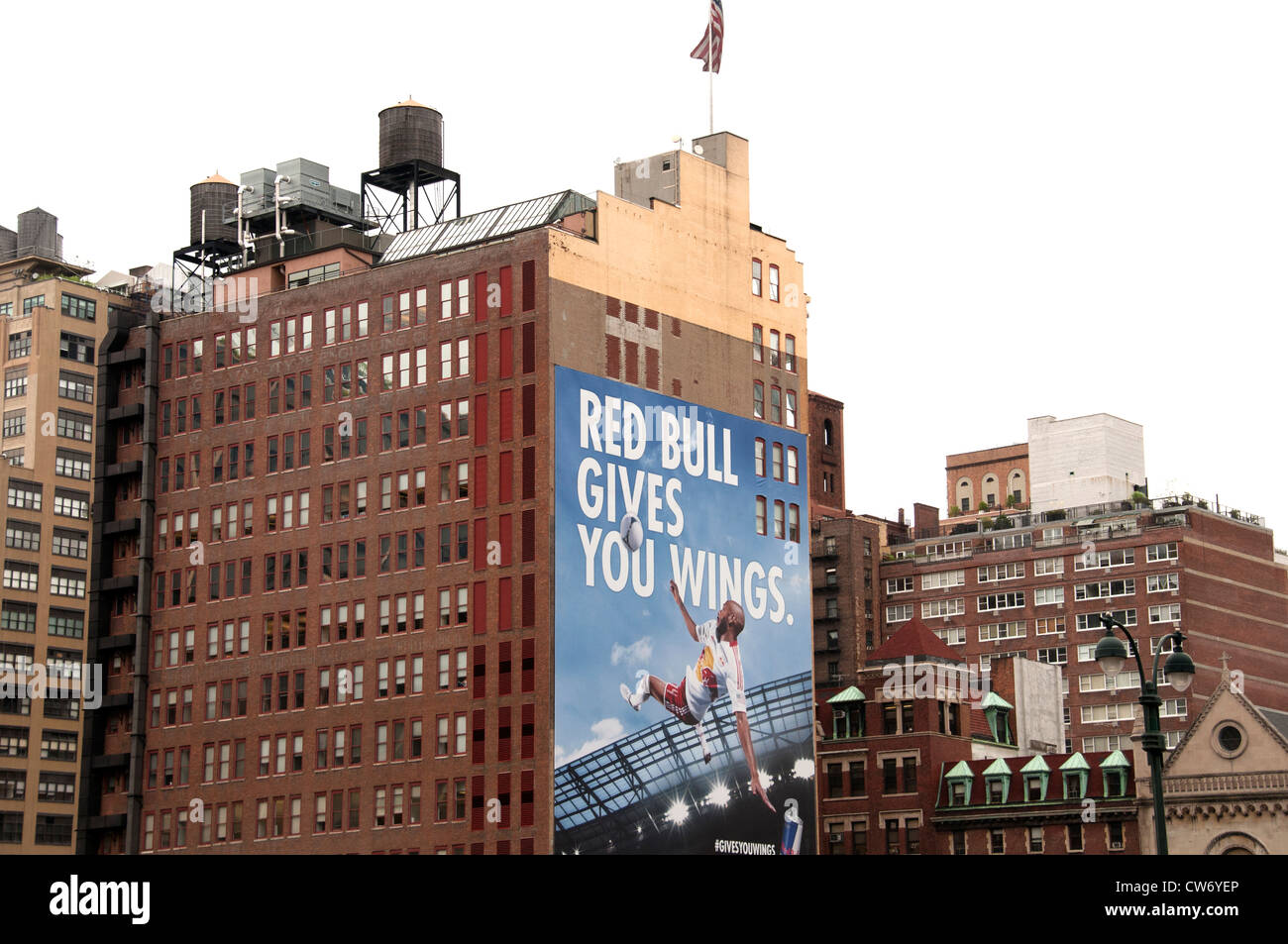 Red Bull da alas a su tenis de vallas de publicidad de la ciudad de Nueva York Manhattan Foto de stock
