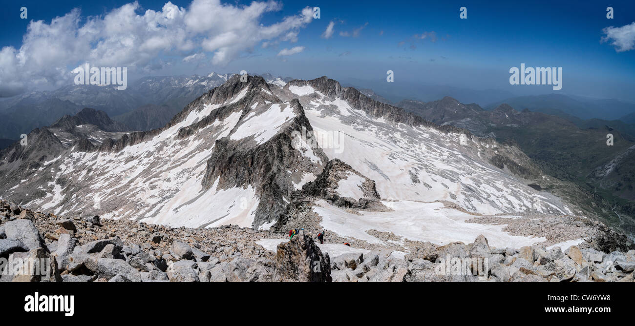 Panorama de los Pirineos vista desde el pico de Aneto, punto más alto de la gama. Foto de stock