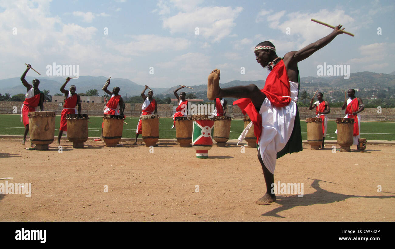 Tradicionales de bailarines y percusionistas de Burundi (tambourinaires) presentando sus habilidades en el estadio de fútbol nacional en Bujumbura en el Día Internacional contra la Tortura (26 de junio de 2009), Burundi, Bujumbura Mairie, Rohero 1, Bujumbura Foto de stock