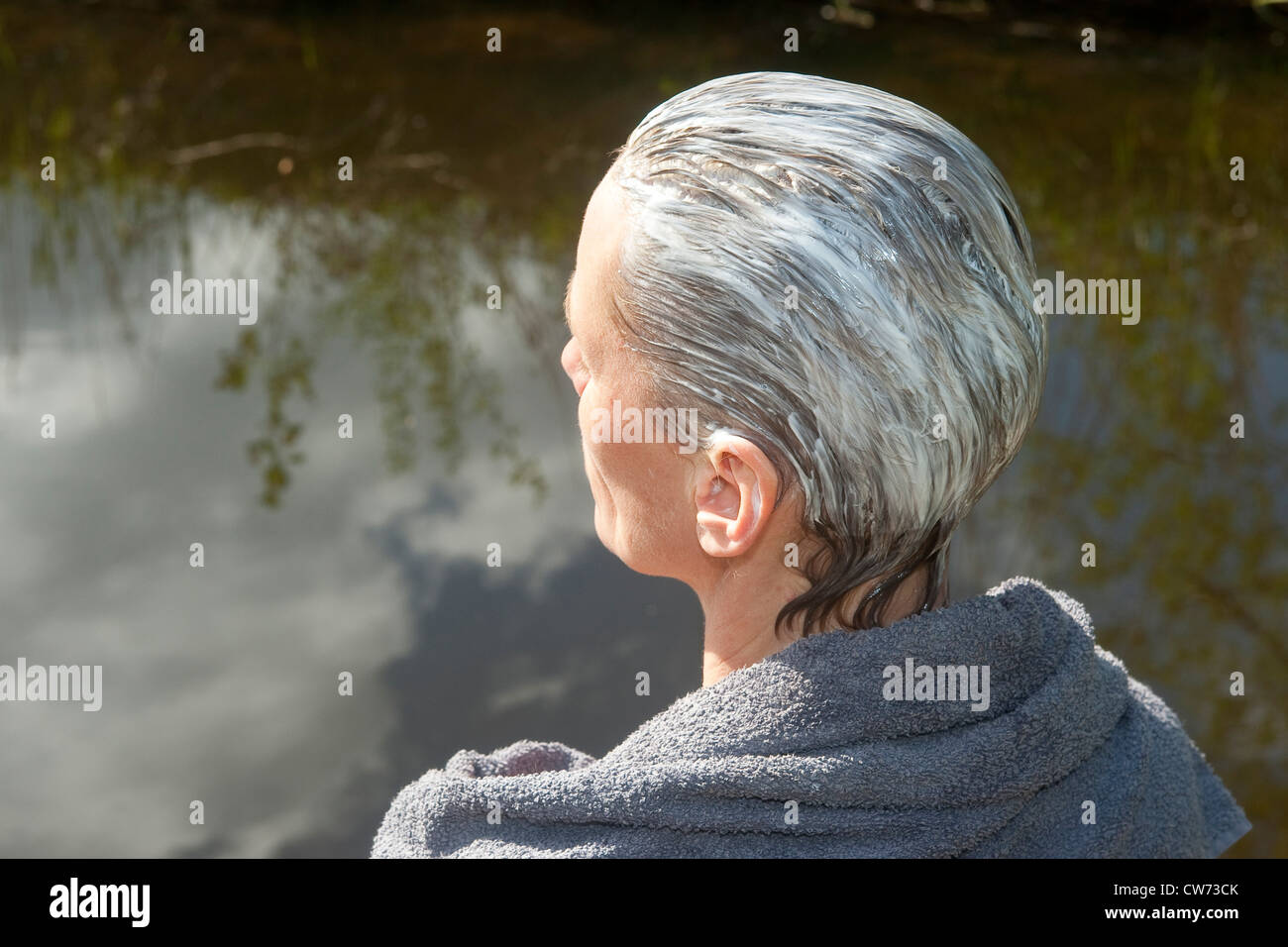Mujer realizando el cuidado del cabello con el yogur natural en el cabello Foto de stock