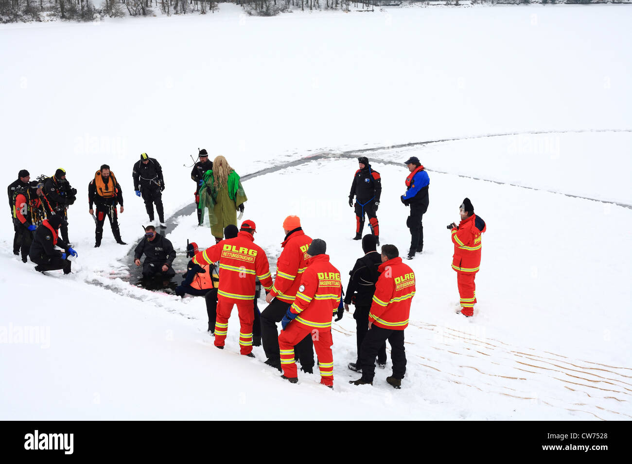 Hielo excercise buceo de protección civil DLRG sobre un lago congelado, Alemania Foto de stock