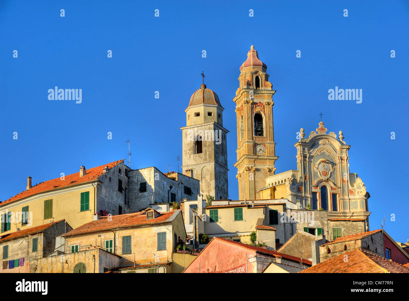 Cervo con la iglesia de San Giovanni Battista, Italia, Liguria, Riviera dei Fiori Foto de stock