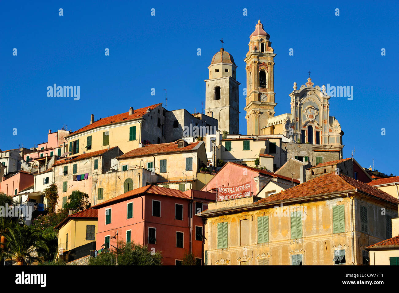 Cervo con la iglesia de San Giovanni Battista, Italia, Liguria, Riviera dei Fiori Foto de stock