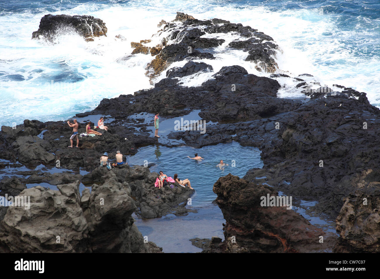 Las personas baños en piscinas naturales en el acantilado, USA, costa oeste de Maui, Hawai, la olivina piscinas Foto de stock