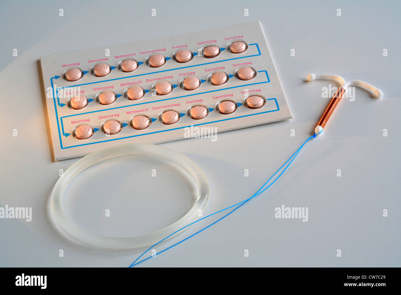 Píldoras anticonceptivas, el dispositivo intrauterino y anillo vaginal  Fotografía de stock - Alamy