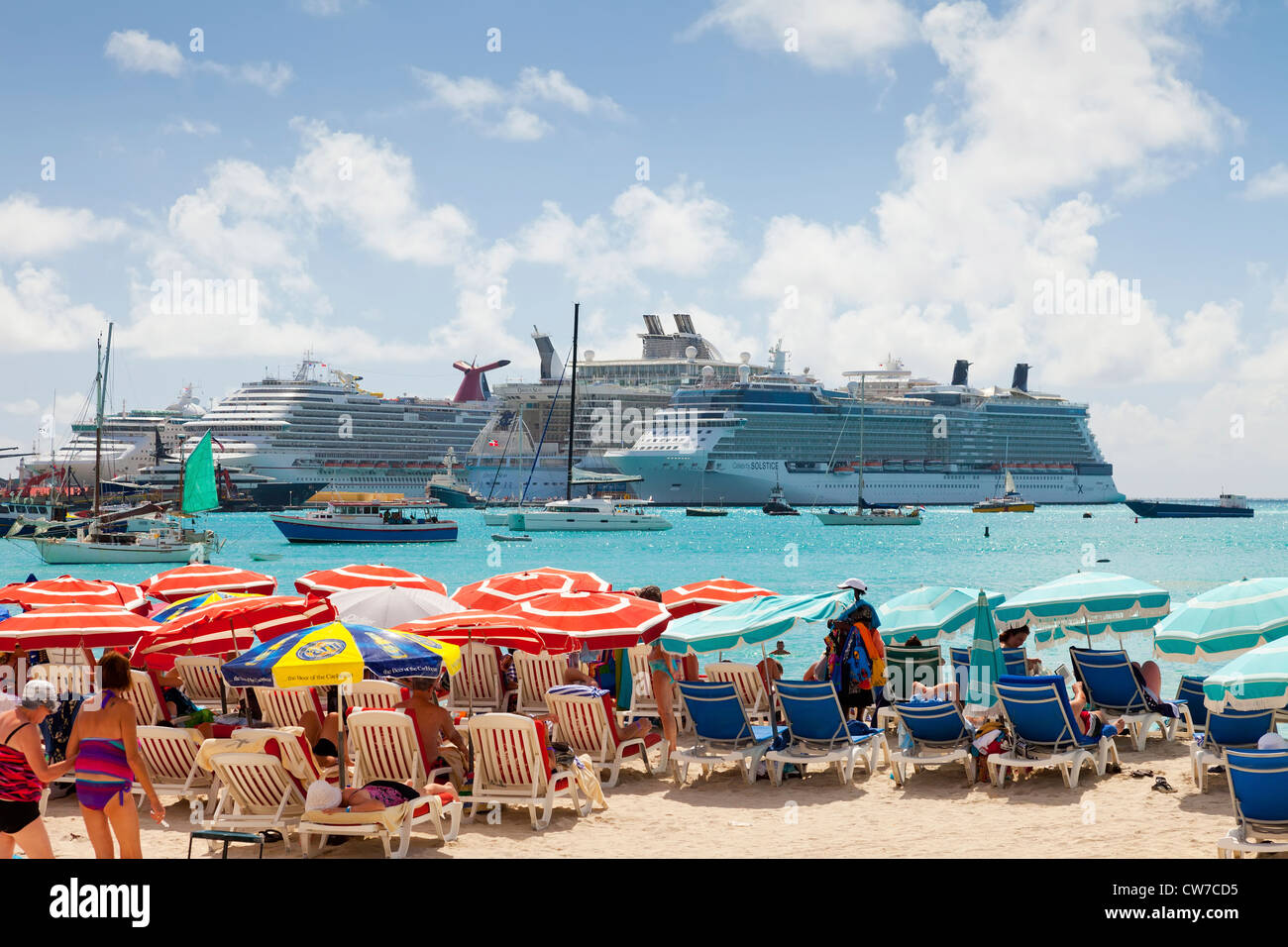 Los turistas se reúnen en el Great Bay Beach en San Martín, El Caribe Foto de stock