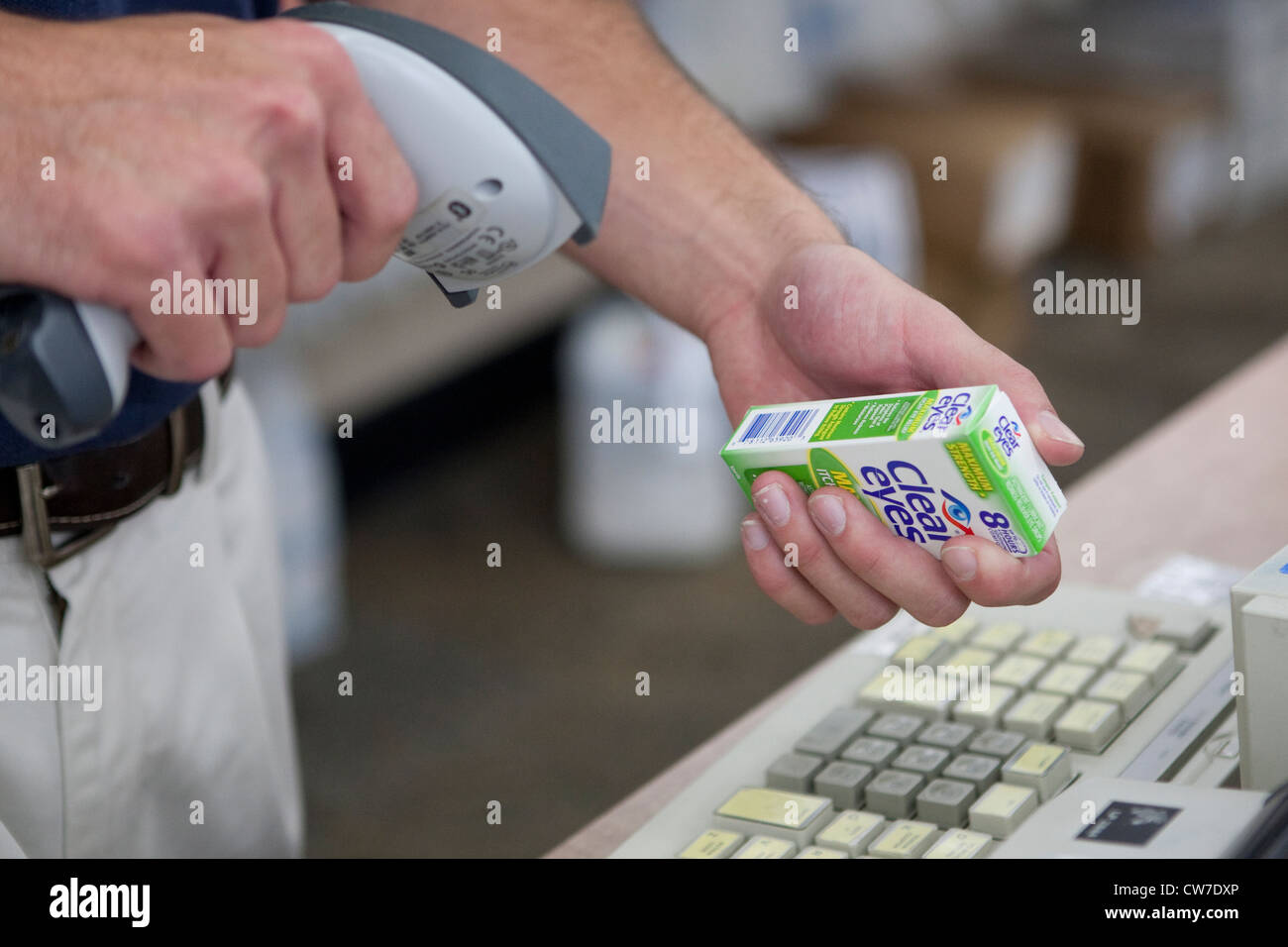 Los empleados varones utiliza el escáner de mano portátil para escanear el código de barras del producto en Supercenter farmacia en San Marcos, Texas Fotografía de stock - Alamy