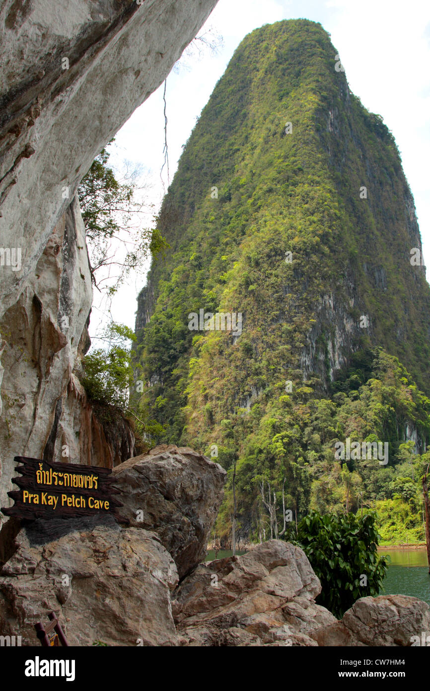 La entrada a las grandes cuevas de estalactitas con Pinnacle en Cheow Lago Léman, de Tailandia, Phuket, Khao Sok NP Foto de stock