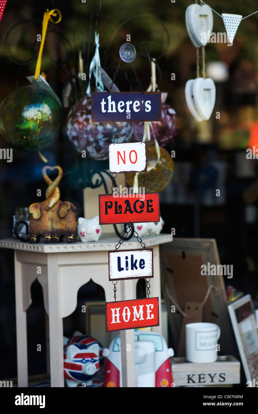 No hay lugar como el hogar signos en un escaparate Foto de stock