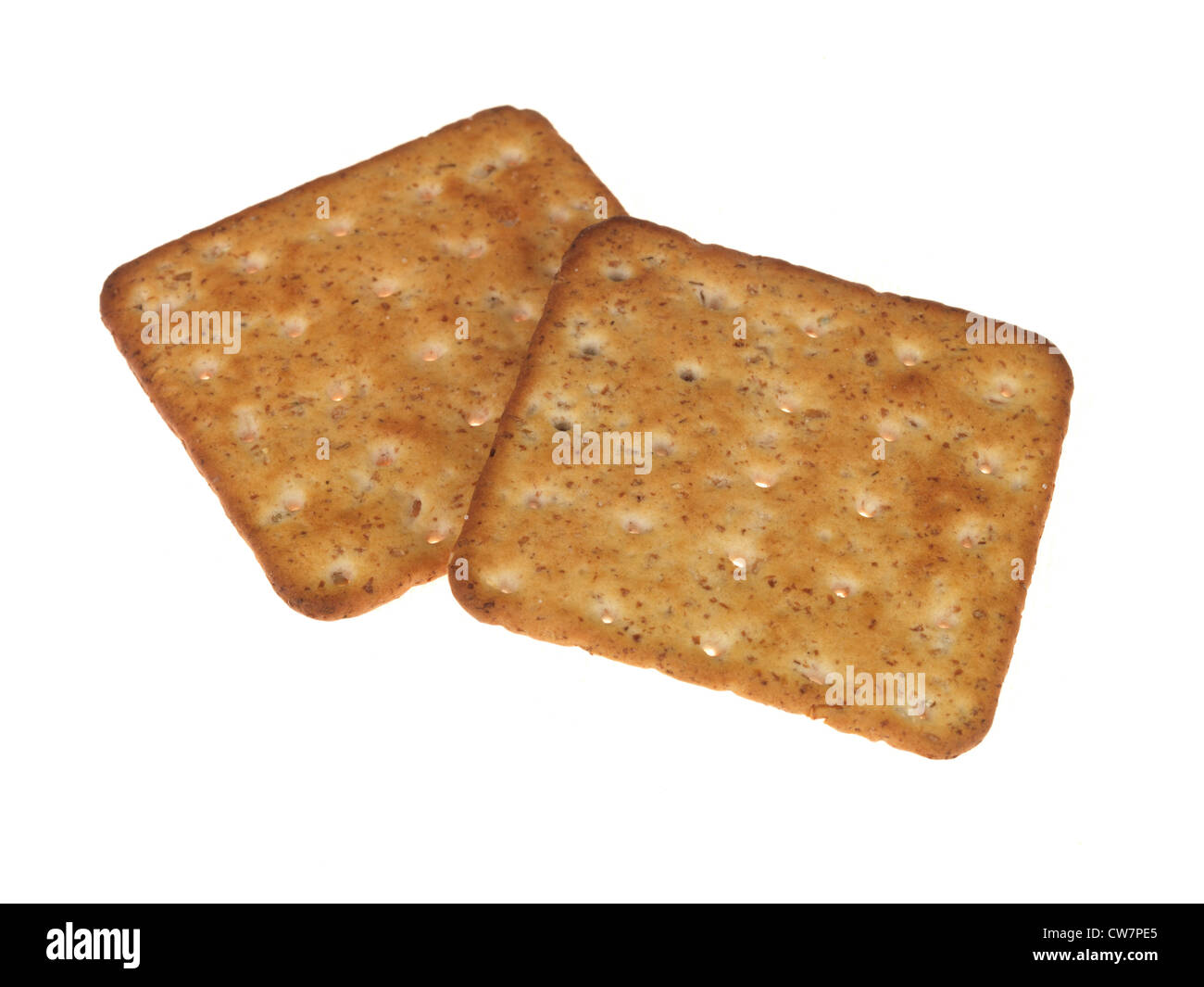 Multigrain galletas o galletas saladas suele comer con una selección de quesos aisladas contra un fondo blanco con ningún pueblo Foto de stock