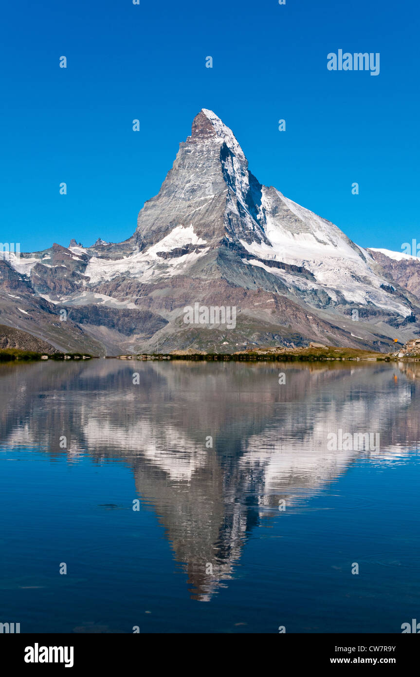 Lago con Stellisee reflejada en el agua Matterhorn, Zermatt, Vales o Valais, Suiza Foto de stock