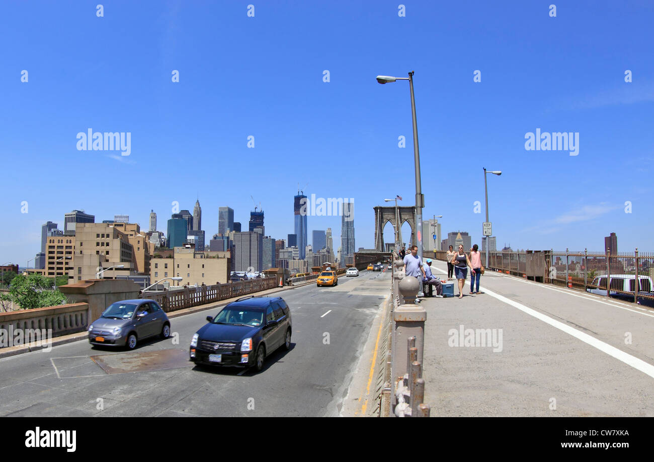 Vehículos y peatones en el puente de Brooklyn, Nueva York Foto de stock