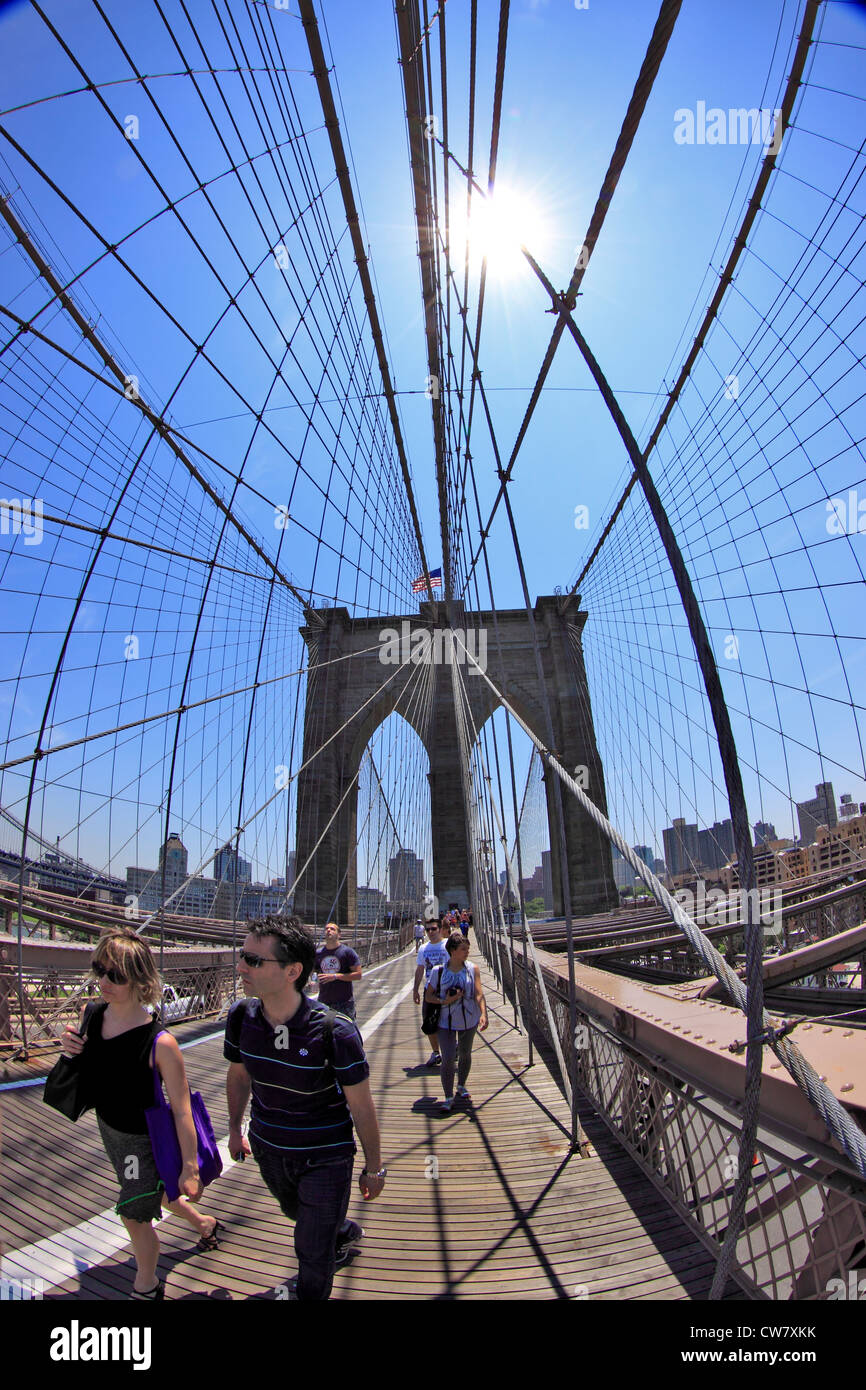 Los peatones en el puente de Brooklyn Nueva York Foto de stock