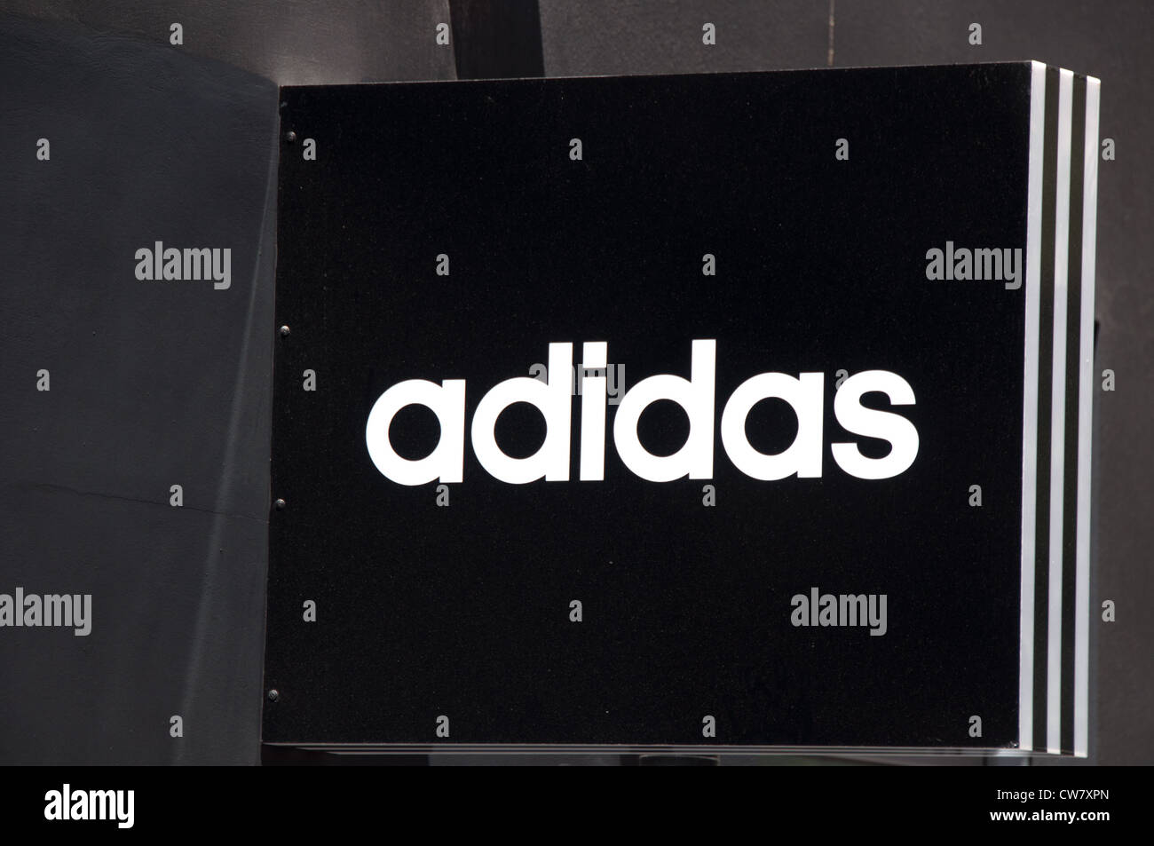 Signo de Adidas en una tienda en Heraklion, la capital de la isla de Creta en Grecia en agosto de 6,2012. Foto de stock