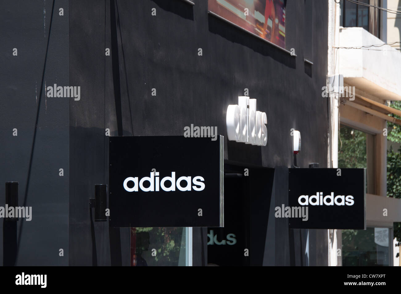 Signo de Adidas en una tienda en Heraklion, la capital de la isla de Creta en Grecia en agosto de 6,2012. Foto de stock