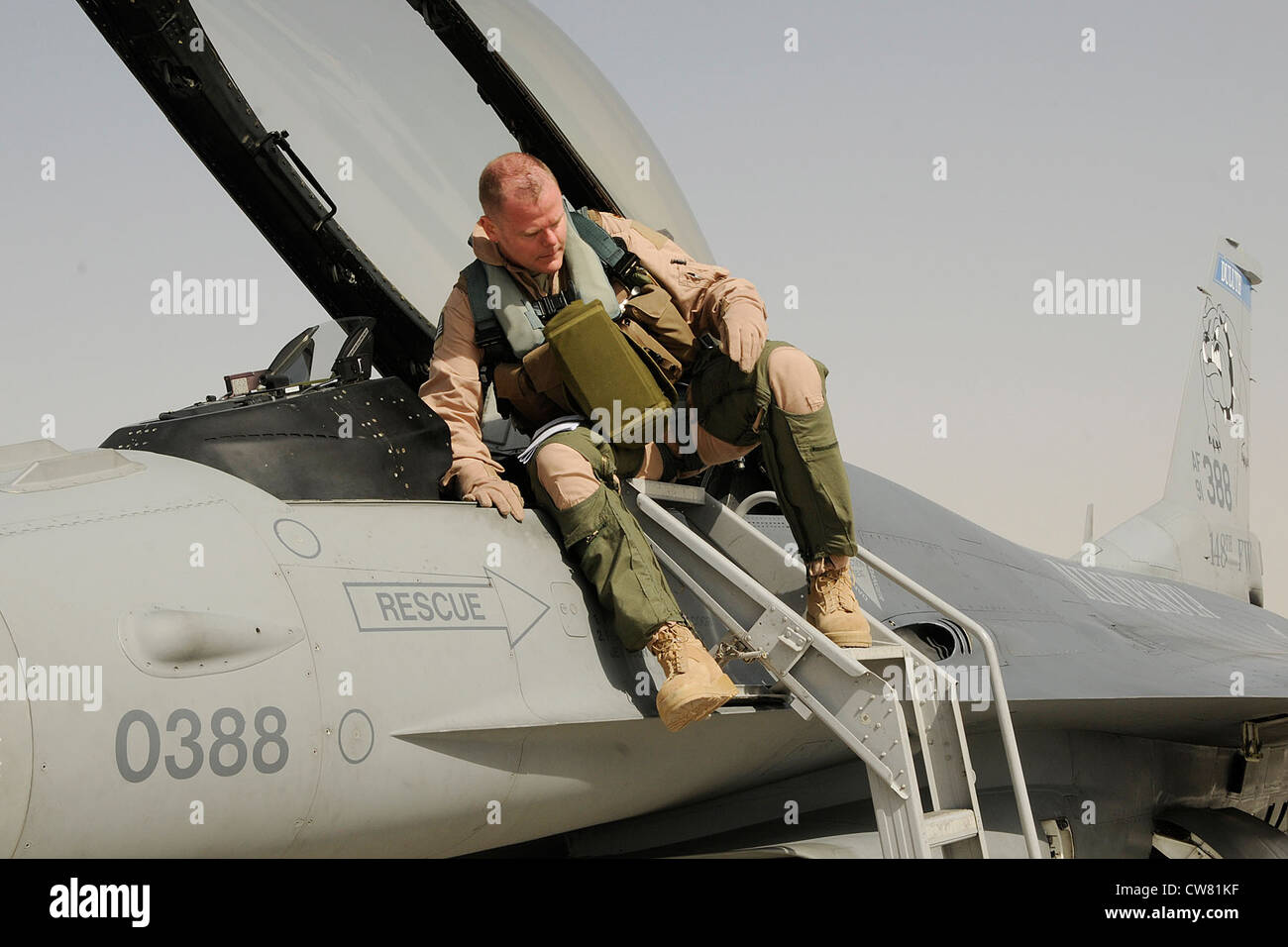 F 16 pilot fotografías e imágenes de alta resolución - Alamy