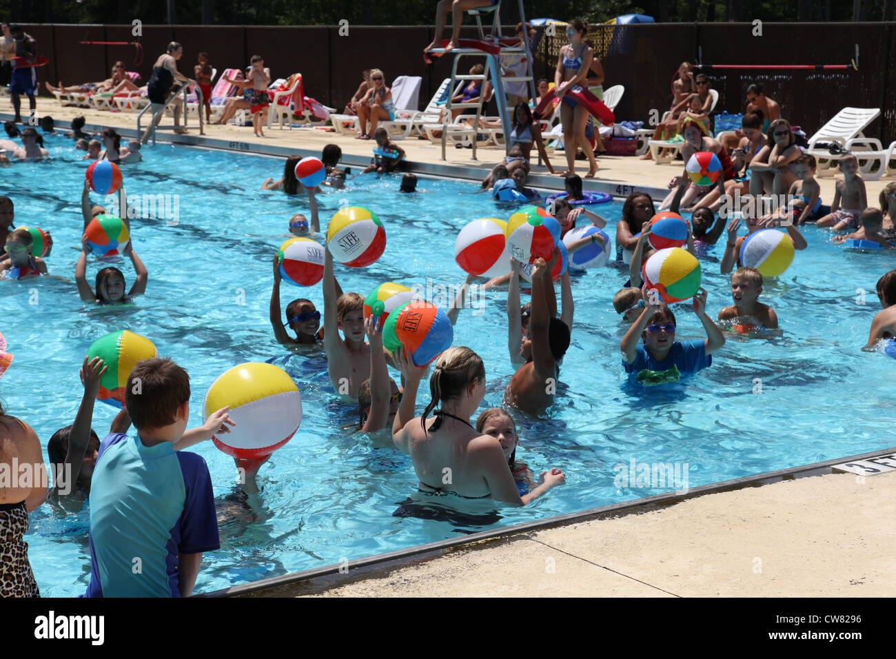 Los niños juegan con pelotas de playa, en la piscina durante el verano  Splash evento en Woodland piscina sobre la base de la fuerza aérea Shaw,  Carolina del Sur, el 13 de