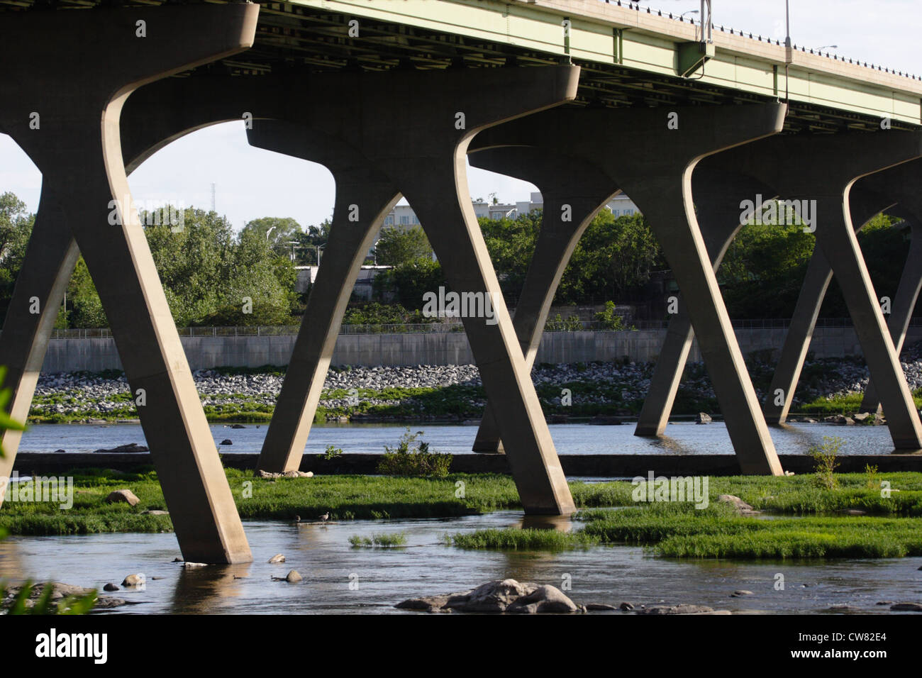 El Manchester puente sobre el río James en Richmond, Virginia, EE.UU. Foto de stock
