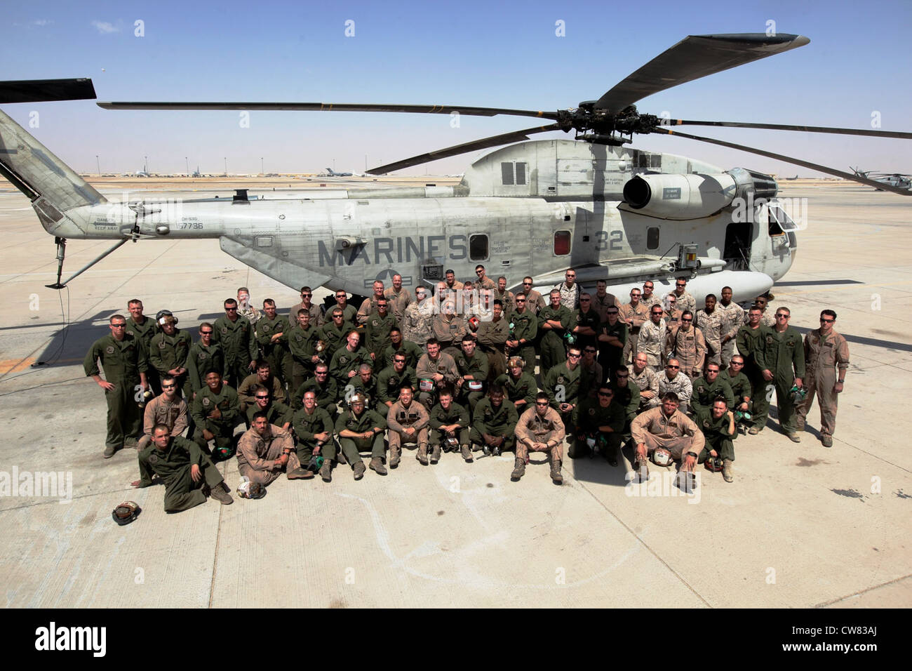 Después del vuelo final del estalinón marino CH-53D, los â€œUgly Angels â€ del escuadrón de helicóptero pesado marino 362, 3ro ala de aviones marinos (adelante) toman un momento para recordar el día histórico. Foto de stock