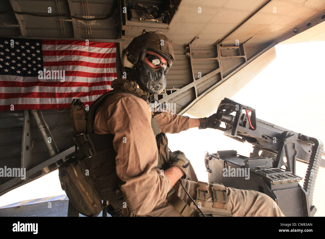 Cabo Kyle M. Taylor, jefe de tripulación HMH-362, 3ro ala de aviones marinos (adelante), busca actividad enemiga mientras manning una ametralladora calibre .50 durante el vuelo final para el CH-53D sea Stallion, agosto de 16. Foto de stock
