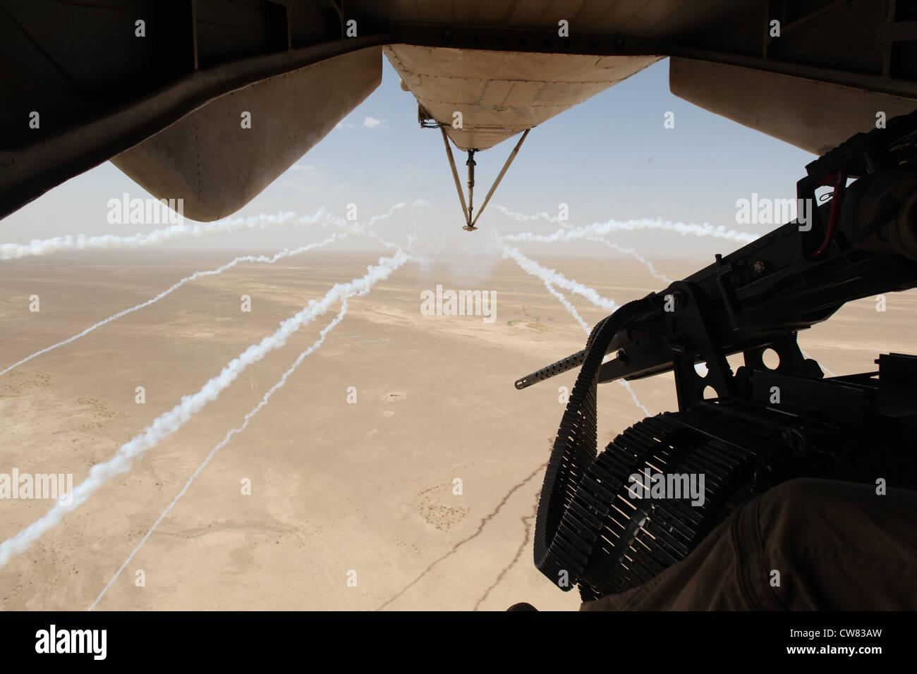 Rozamiento del humo de bengalas senderos el último vuelo para el semental de tipo CH-53d mar mientras volaba sobre la provincia de Helmand, Afganistán, ago. 16. Foto de stock