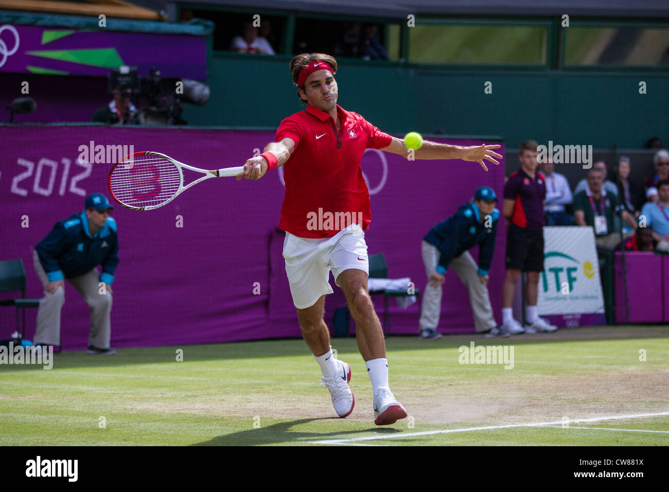 Roger Federer (SUI) gana la medalla de plata en el tenis masculino final en  el verano de los Juegos Olímpicos de Londres 2012 Fotografía de stock -  Alamy