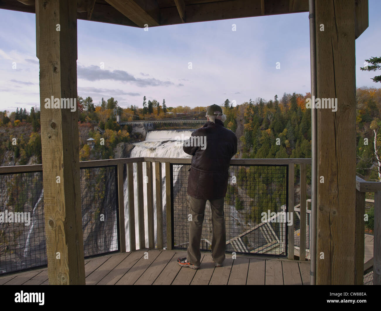 Montmorency Falls, en las afueras de la ciudad de Quebec tiene muchos puntos de vista para ver las cataratas desde todos los ángulos. Foto de stock