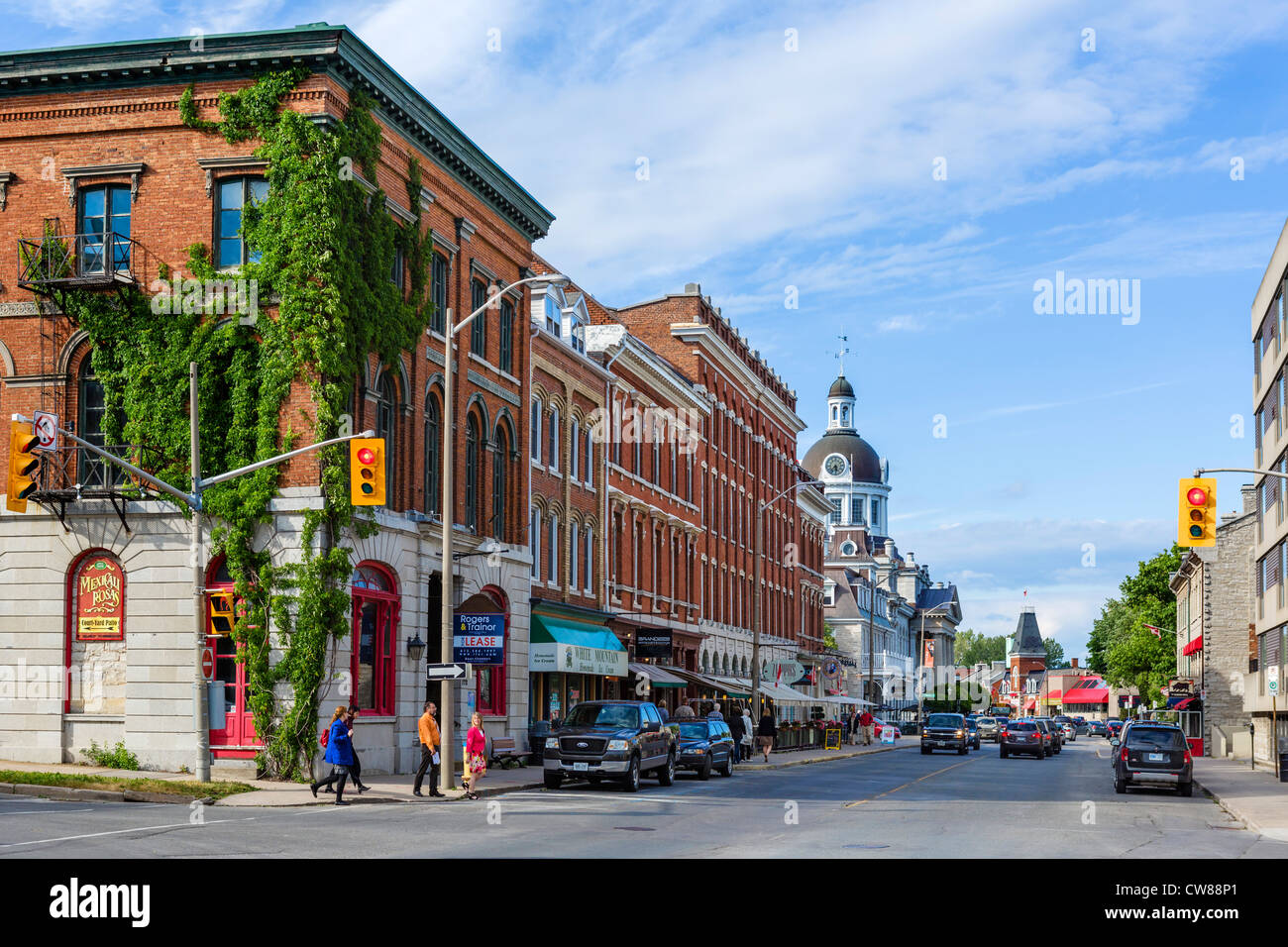 Ver abajo Ontario Street, en el centro histórico de Kingston, Ontario