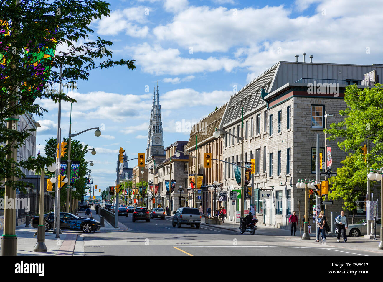 Edificios históricos en Sussex Drive mirando hacia la catedral, Ottawa, Ontario, Canadá Foto de stock