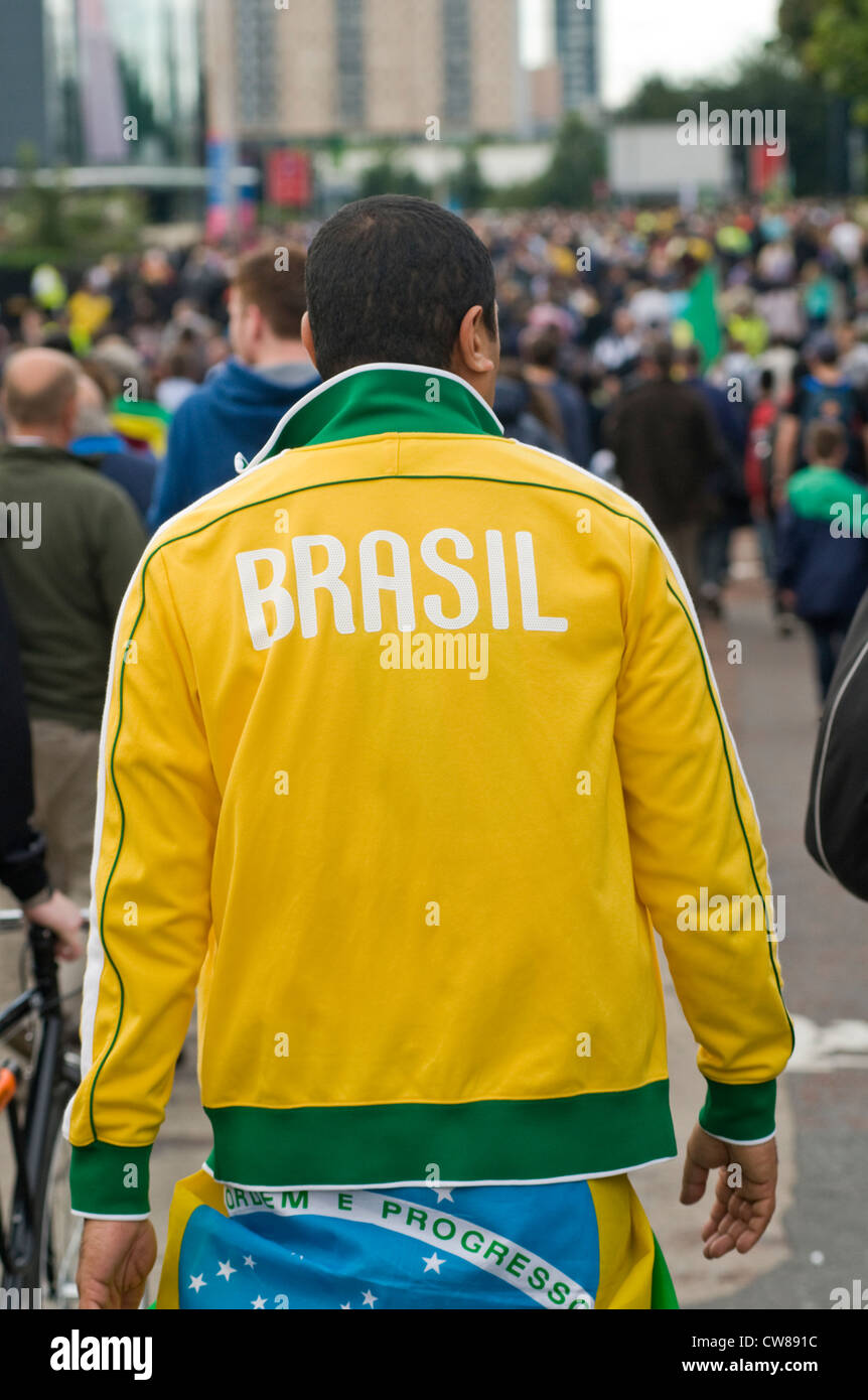Un partidario de Brasil fuera de Old Trafford, campo de fútbol durante los Juegos Olímpicos de Londres 2012 Foto de stock