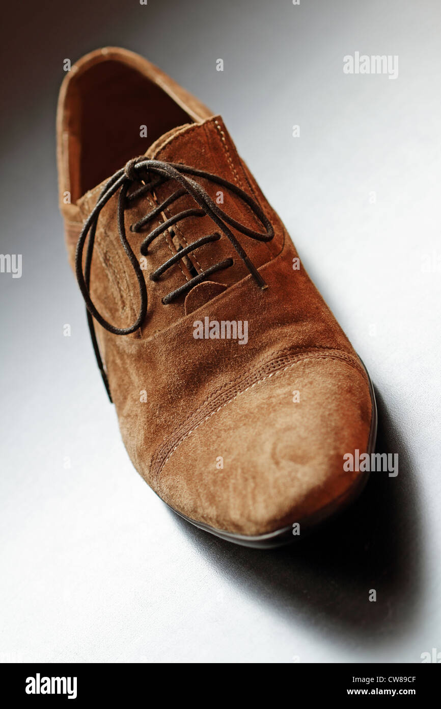 Zapato de gamuza marrón mens cerca. Composición vertical Fotografía de  stock - Alamy