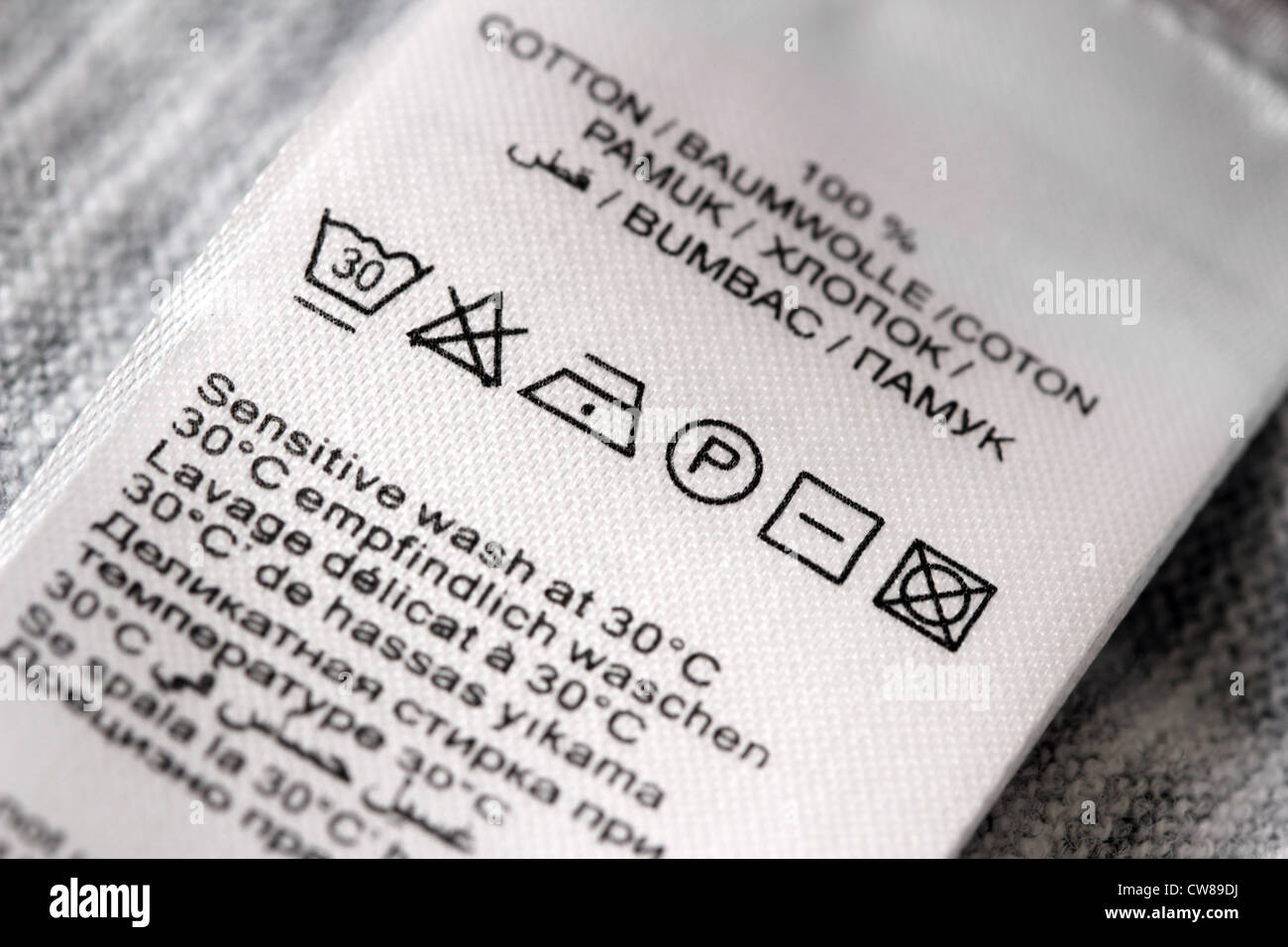 Las etiquetas de ropa en la lavandería closu los símbolos de cuidado