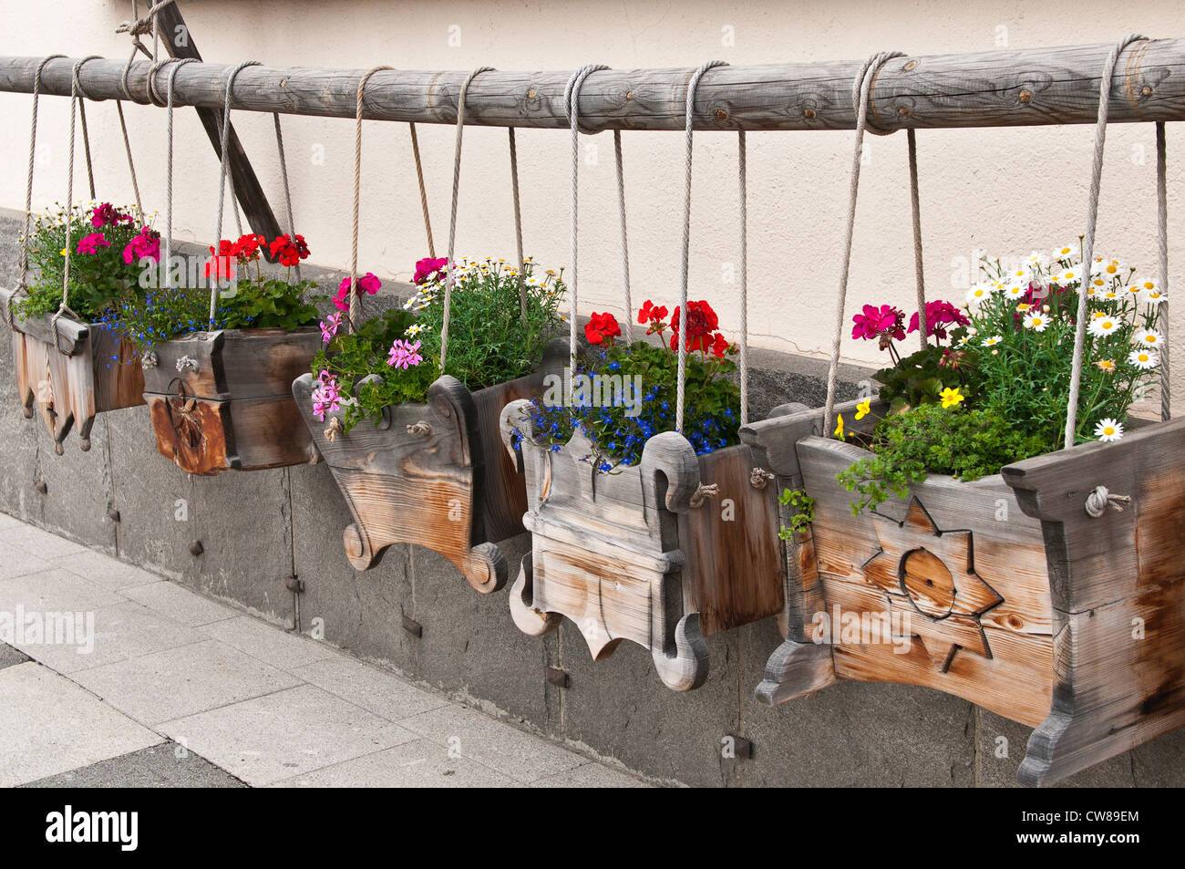 Hacia atrás dos semanal Pontresina, Suiza. Jardineras de flores colgantes de madera Fotografía de  stock - Alamy
