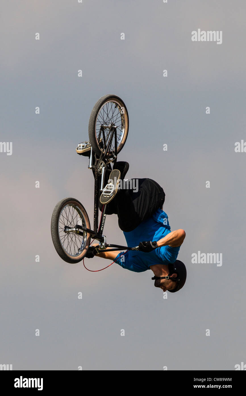 Hombre de bicicleta BMX action Foto de stock
